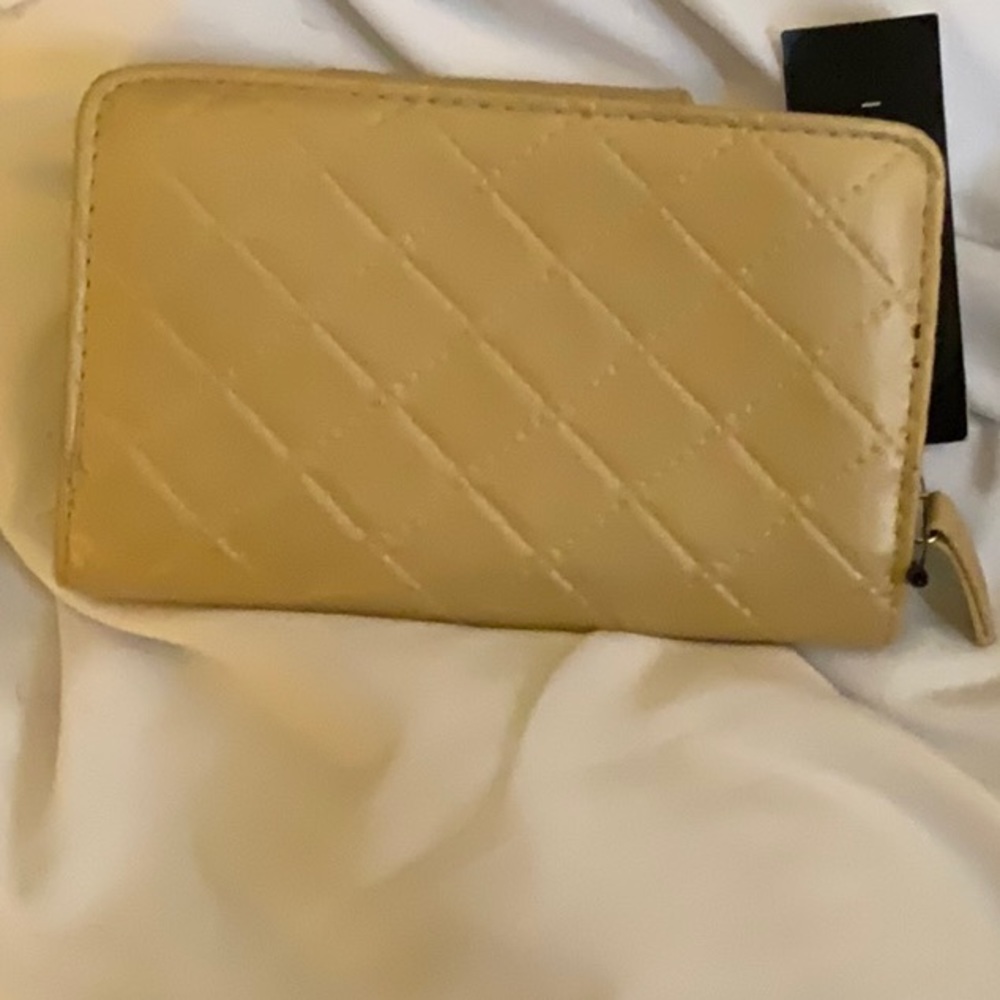 Tahari wallet - Picture 2 of 5